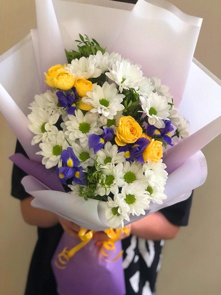 Букет цветов из: Ирисы, Хризантемы и Розы в Огаревка