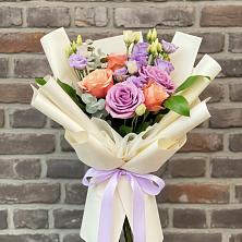 Букет цветов из:  Лизиантусы и Розы в Огаревка