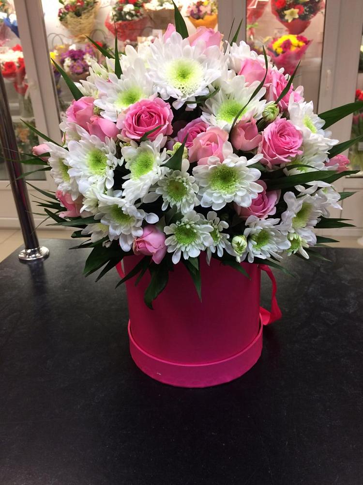 Цветочная композиция из Розы и Хризантемы в шляпной коробке в Огаревка